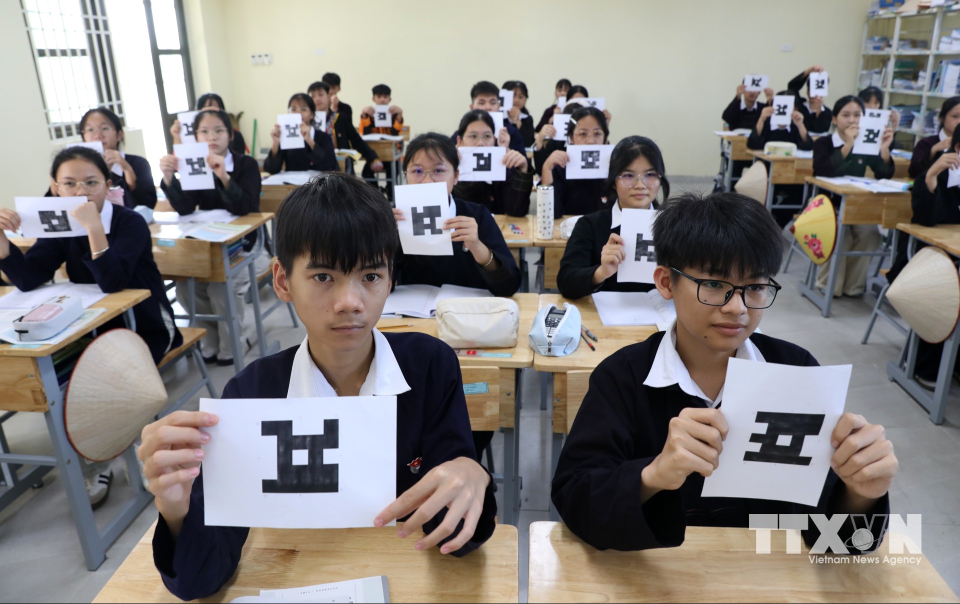 Học sinh Trường DTNT THCS và THPT Nguyễn Tất Thành sử dụng mã phản hồi nhanh để tương tác trong giờ học . (Ảnh: Danh Lam/TTXVN)